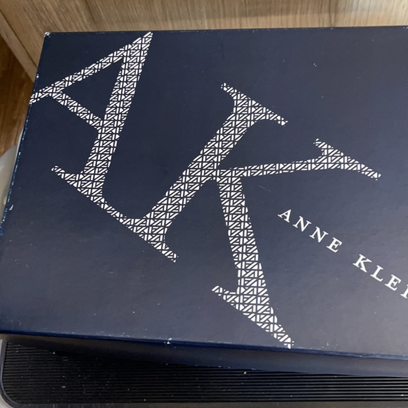 Gorgeous Anne Klein Ladies Heels…Navy Blue Patent w/ gold accent .. - Picture 7 of 9